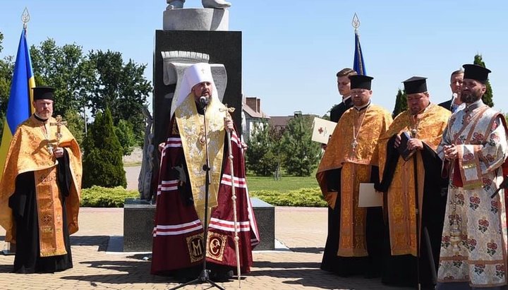 Ο επικεφαλής της ΟCU Επιφάνιος στα εγκαίνια του μνημείου του ποιητή Παύλο Τσουμπίνσκι. Φωτογραφία: Σελίδα ΟCU στο Facebook