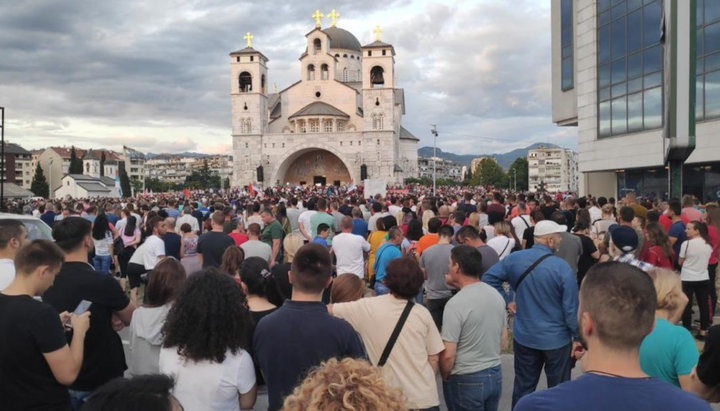 Багатотисячний Хресний хід на захист Церкви в столиці Чорногорії. Фото: mitropolija.com