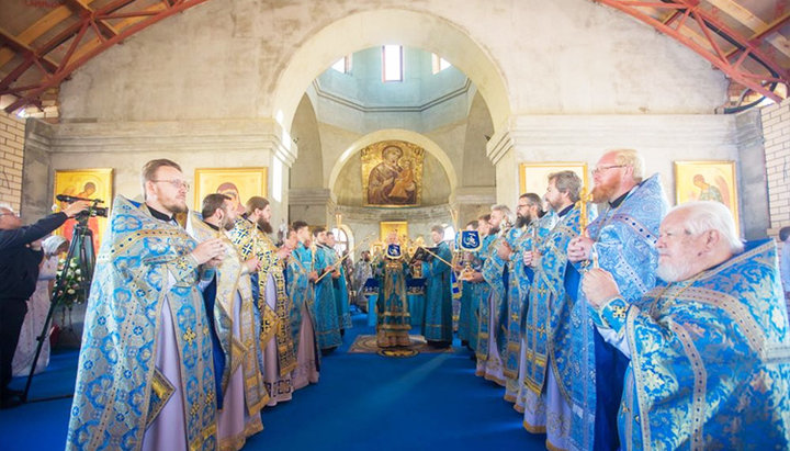 Первая праздничная литургия в храме в честь Тихвинской иконы Божией Матери Свято-Покровского скита Одесской епархии УПЦ. Фото: Telegram-канал епархии