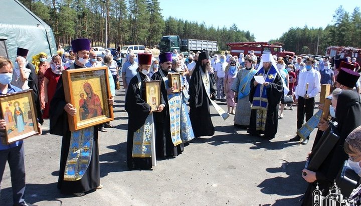 Духовенство і віряни УПЦ зі святинями і молитвами об'їхали Сєвєродонецьк на автобусах. Фото: Сєвєродонецька єпархія