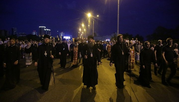 Традиційно пройшов хресний хід від Храму-на-Крові до монастиря на Ганиній ямі. Фото: ekaterinburg-eparhia.ru