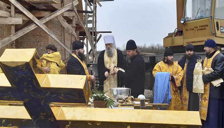 Митрополит Тернопільський і Кременецький Сергій (Генсицький) здійснює освячення хрестів храму. Фото: spzh.news