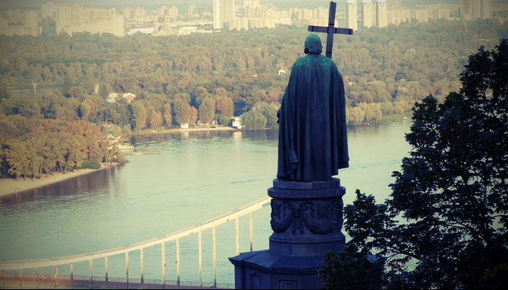 З Володимирської гірки крізь товщу століть звернений до нас погляд рівноапостольного князя. Він тримає в своїх руках Хрест Господній. Чи є ще місце для Христа і Євангелія на землі його нащадків? Фото: Яндекс Дзен