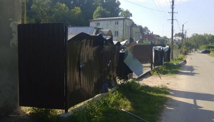 У Золочеві бойовики в масках розгромили огорожу будинку священика УПЦ. Фото: facebook.com/mykola.danylevych