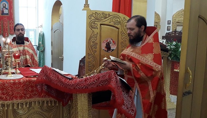 Ієромонах Питирим (Донденко) за літургією в м. Сіануквіль. Фото: orthodoxchurchcambodia.org