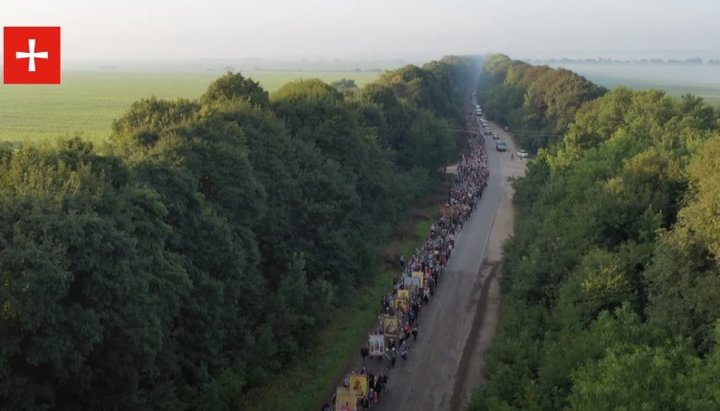 Procesiune religioasă de la Kameaneț-Podolski la Lavra de la Poceaev. Imagine: screenshot de pe canalul de YouTube „Perșîi Kozațki”