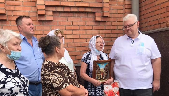 Сергей Сивохо передал общине Широкино икону от Предстоятеля УПЦ, Фото: Facebook/Сергей Сивохо