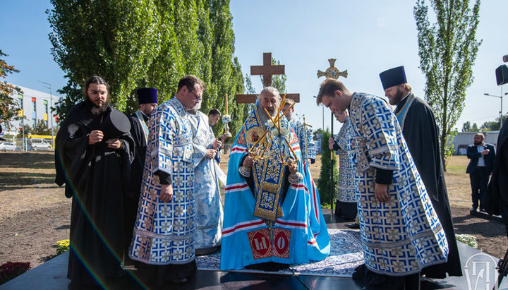 Блаженніший Митрополит Онуфрій освятив місце будівництва храму преподобного Сергія Радонезького. Фото: news.church.ua