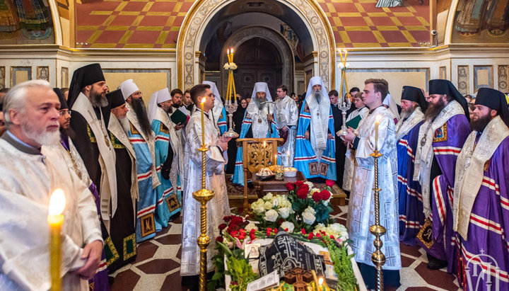 Заупокійне богослужіння в Успенському соборі. Фото: news.church.ua