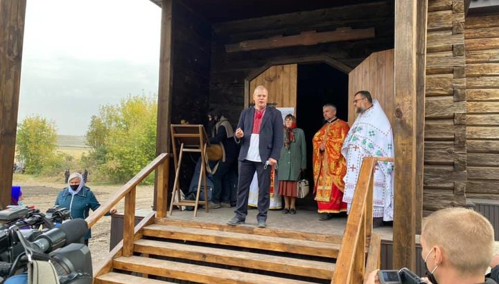 Velichkovich speaking from the porch of the seized church. Photo: Nikolay Velichkovich's Facebook