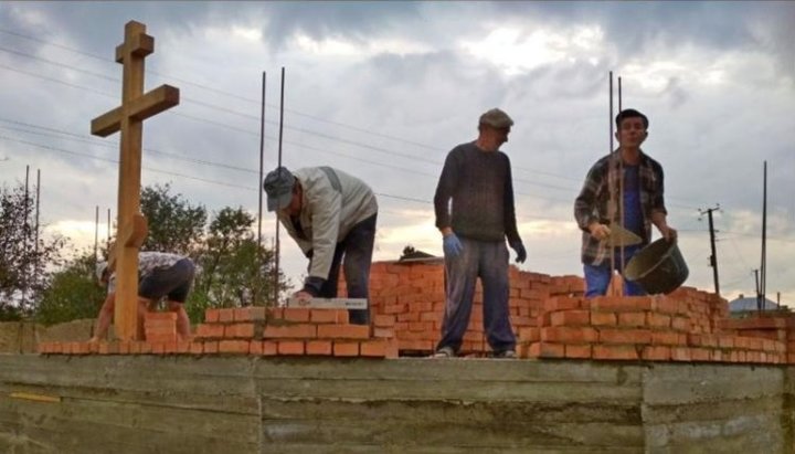 Строительство нового храма УПЦ в Кальновцах. Фото: facebook.com/Чернівецько-Буковинська єпархія УПЦ