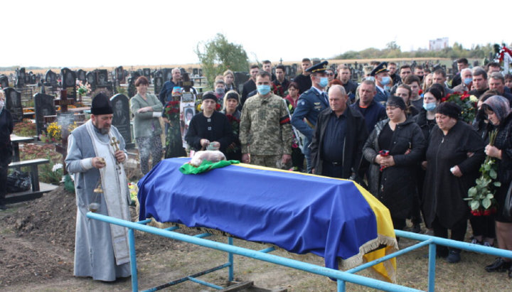 Поховання курсанта Андрія Роспотнюка звершив священик Полтавської єпархії УПЦ. Фото: pravoslavie.poltava.ua