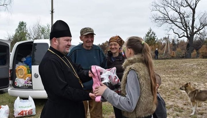 Протоієрей Павло Линник під час чергової поїздки в постраждалі від пожеж села. Фото: facebook.com/Павел Линник