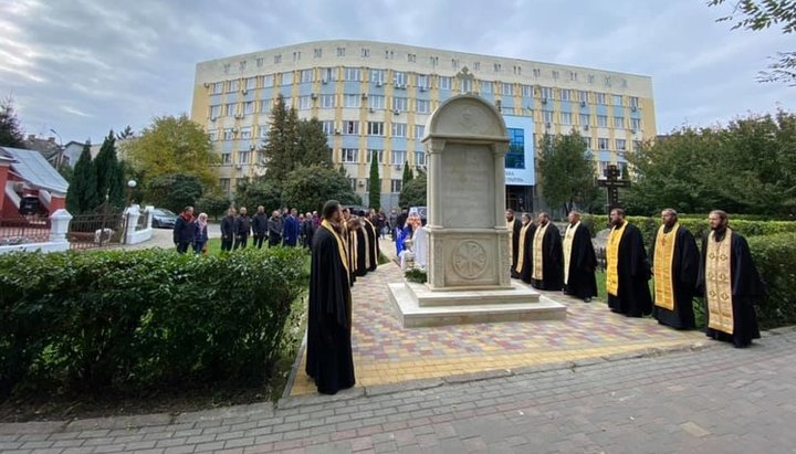 К знаковому юбилею в Ужгороде установили памятный знак. Фото: m-church.org.ua