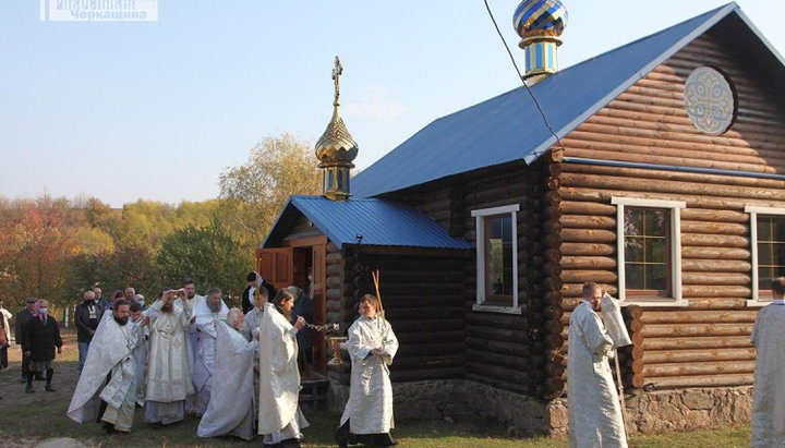 Архиепископ Феодосий освятил храм в селе Головятино на Смелянщине. Фото: cherkasy.church.ua