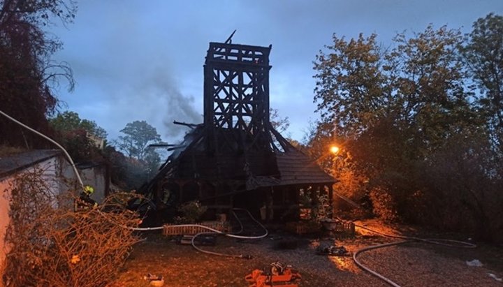 Огонь практически полностью уничтожил здание старинного храма. Фото: kp.ua