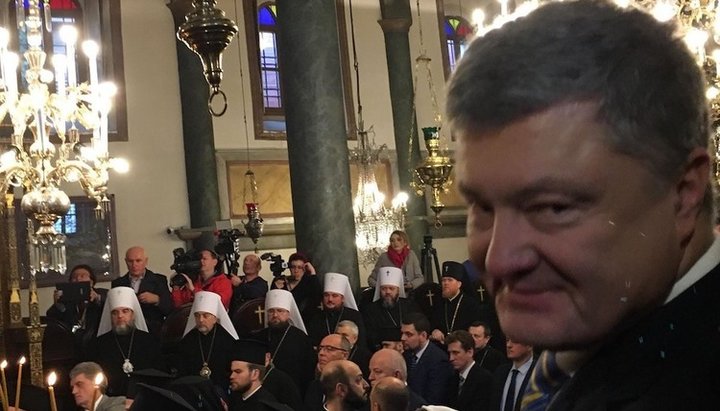 Порошенко во время церемонии подписания Томоса. Фото: BBC News Украина