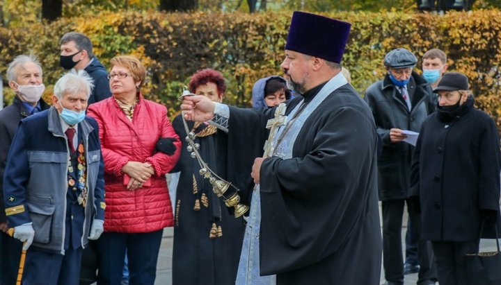 У Вечного огня в Парке Вечной Славы была совершена лития по всем погибшим и умершим защитникам Отечества. Фото: kdais.kiev.ua