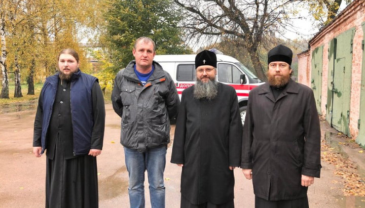 Митрополит Климент (Вечеря) передал оборудование нежинским медикам. Фото: orthodox.cn.ua