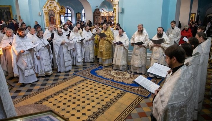 Заупокойная Божественная литургия в кафедральном соборе УПЦ Луганска. Фото: eparhia.lg.ua