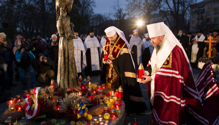 Руководители ПЦУ и УКГЦ у мемориального знака «Свеча памяти». Фото: news.ugcc.ua