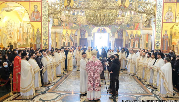 Заупокійне богослужіння за митрополита Амфілохія у Воскресенському соборі в Подгориці. Фото: mitropolija.com