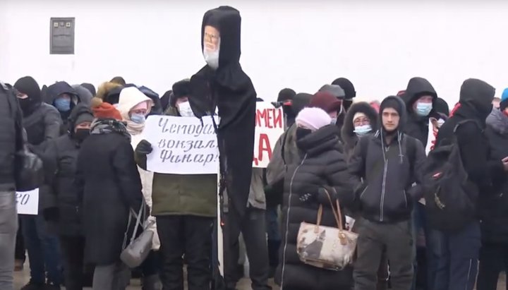 Unknown persons burn an effigy of Patriarch Bartholomew Photo: mignews.com.ua