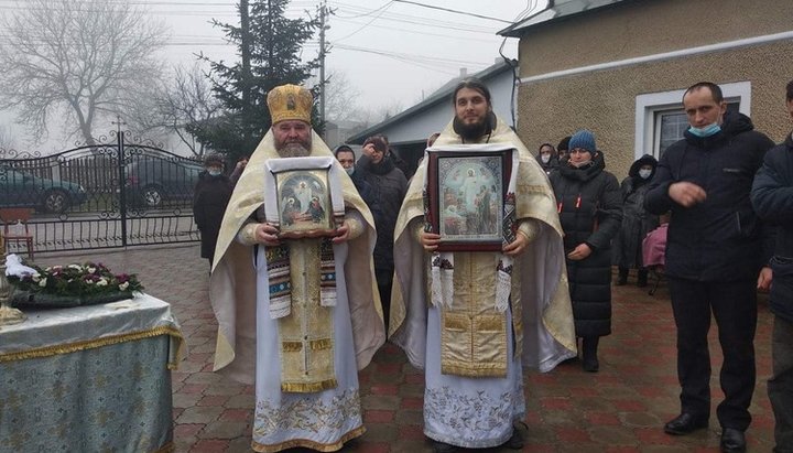 На утро после атаки храма в Михальче священники УПЦ совершили на прихрамовой территории литургию. Фото: СПЖ