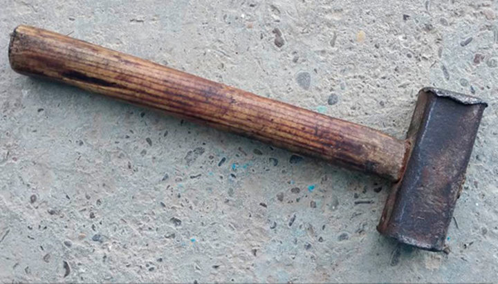 A sledgehammer with which the raiders smashed the doors of the UOC church in Mikhalcha. Photo: Chernivtsi-Bukovyna Eparchy