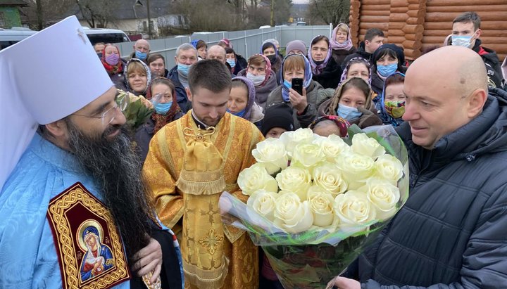 Митрополита Вінницького Варсонофія зустрічають у селі Шевченко. Фото: eparhia.vinnica.ua