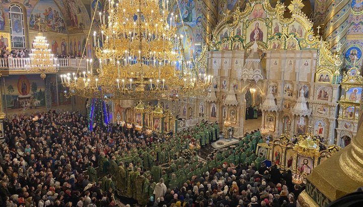 Celebrarea solemnă a zilei de pomenire a Sfântului Cuvios Amhilohie de la Poceaev în Lavra de la Poceaev în cinstea Adormirii Maicii Domnului. Imagine: t.me/orthobuk