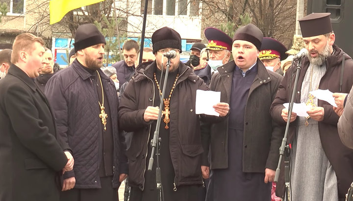 «Духовенство» ПЦУ поет «батько наш Бандера». Фото: скриншот с facebook