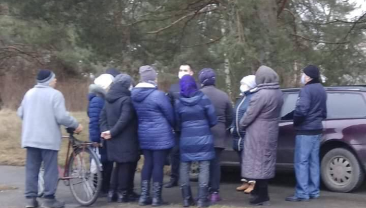 A group of OCU supporters together with local deputy Alexander Derevyanchuk. Photo: facebook.com