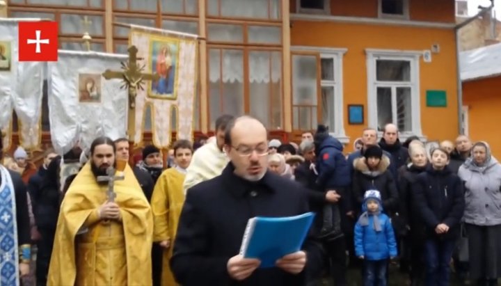 Community of the Transfiguration church of the UOC protects the temple. Photo: youtube.com