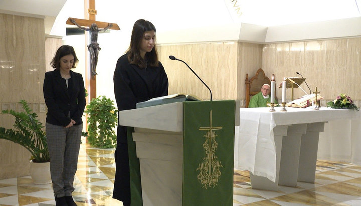 Papa Francisc și femei la altar. Imagine: vaticannews.va