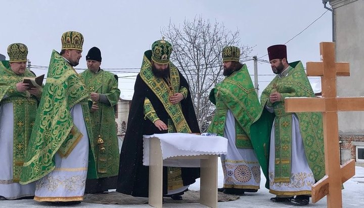 У Рівному заклали капсулу під будівництво нового храму УПЦ. Фото: СПЖ 