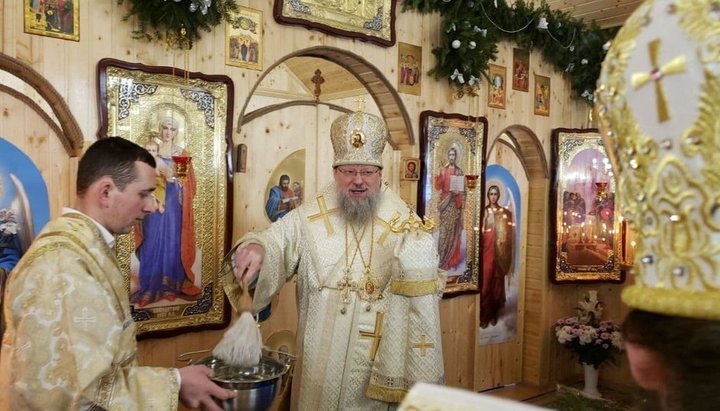 Metropolitan Melety consecrated a temporary temple in place of the seized by OCU. Photo: Facebook of the Chernivtsi-Bukovyna Eparchy