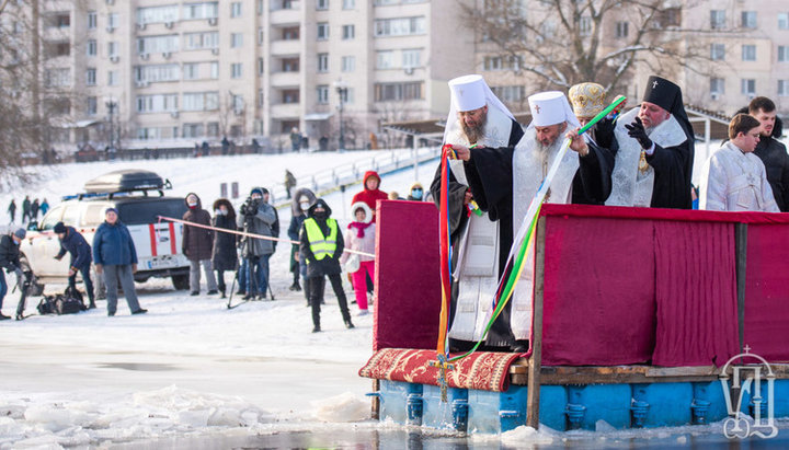 Освячення вод Дніпра. Фото: скріншот відео зі сторінки «Перший Козацький» у Facebook