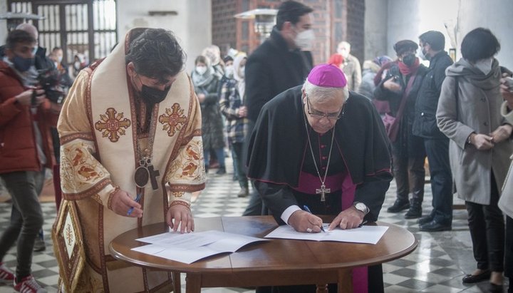 Подписание договора о передаче храма в Гранаде общине РПЦ. Фото: orthodoxspain.com