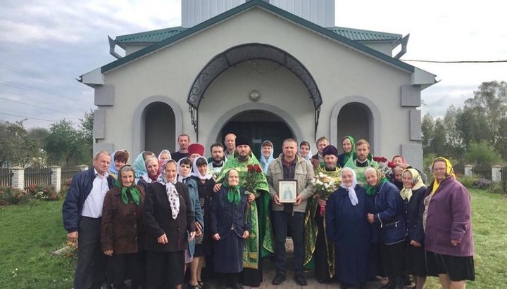 Громада храму УПЦ в Галинівка. Фото: news.church.ua