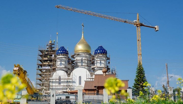 Установка куполов и крестов Свято-Николаевского храма РПЦ в Лимассоле. Фото: община РПЦ в Лимассоле