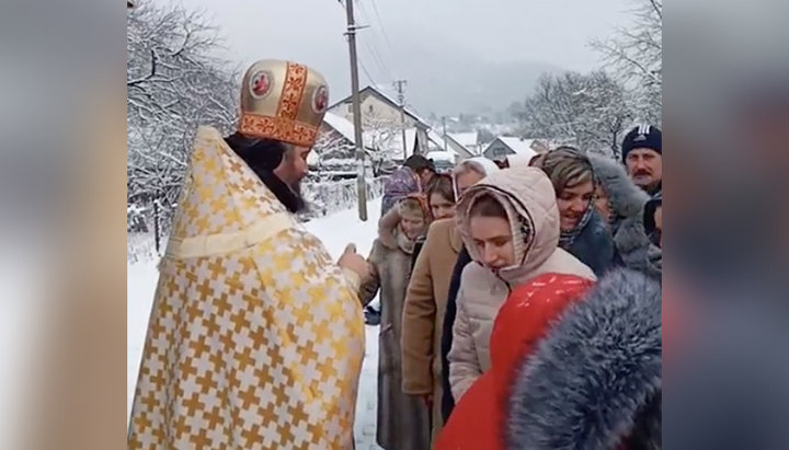 Many believers of the UOC gathered for the open-air liturgy in Dilove. Photo: a screenshot from Facebook