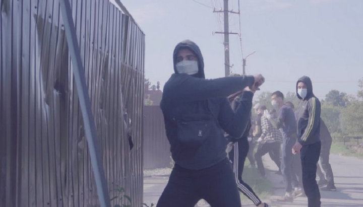 Soldiers of the National Corps destroy the fence of the priest's house in Zolochiv with sledgehammers. Photo: website of the National Corps