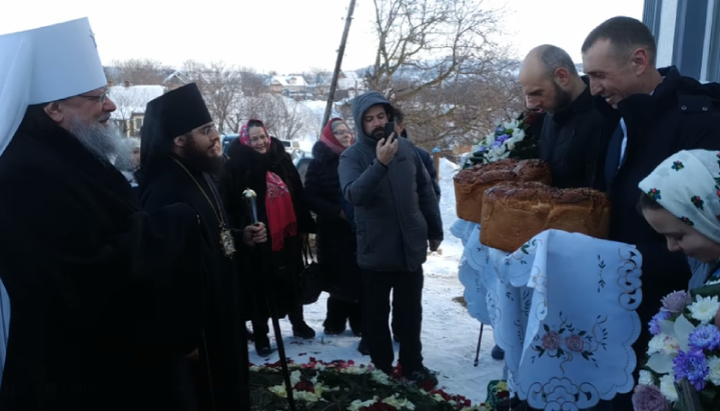 Віруючі Заволоки зустрічають архієреїв, які прибули для освячення нового храму. Фото: facebook.com/orthobuk