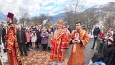 Χωρεπίσκοπος στη Θ. Λειτουργία στο δρόμο στο νέο ναό στο Ντελεβόε