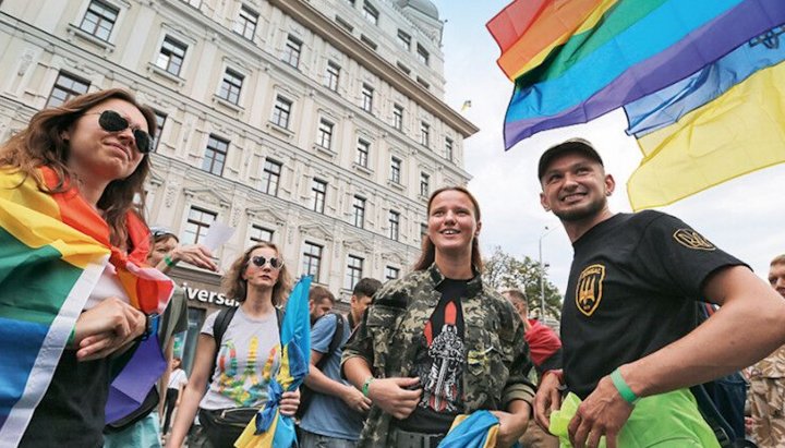 Представители ВСУ с представителями ЛГБТ на марше в Киеве. Фото:  УНИАН