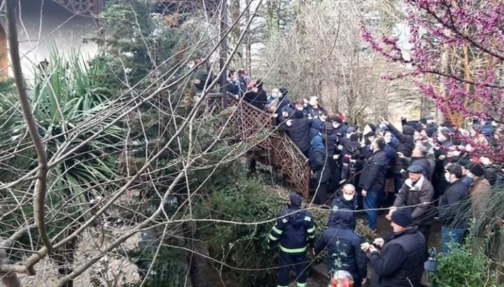 Конфлікт в Чкондідській єпархії ГПЦ привів до сутички і госпіталізації шістьох людей. Фото: newsgeorgia.ge