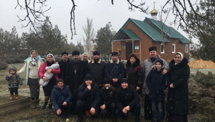 Участники богослужения на фоне нового храма в Краснознаменке. Фото: dzhankoy.church.ua