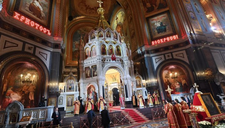 В храме Христа Спасителя во время Пасхального богослужения. Фото: ria.ru