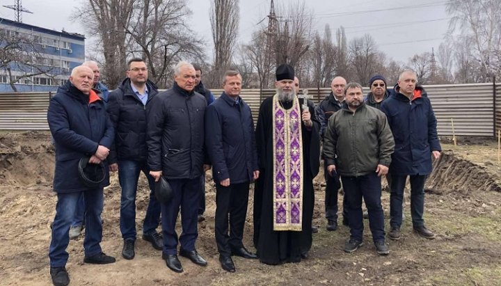 Благочинный Черкасского округа с представителями предприятия на месте строительства храма. Фото: страница Черкасской епархии УПЦ в Facebook.